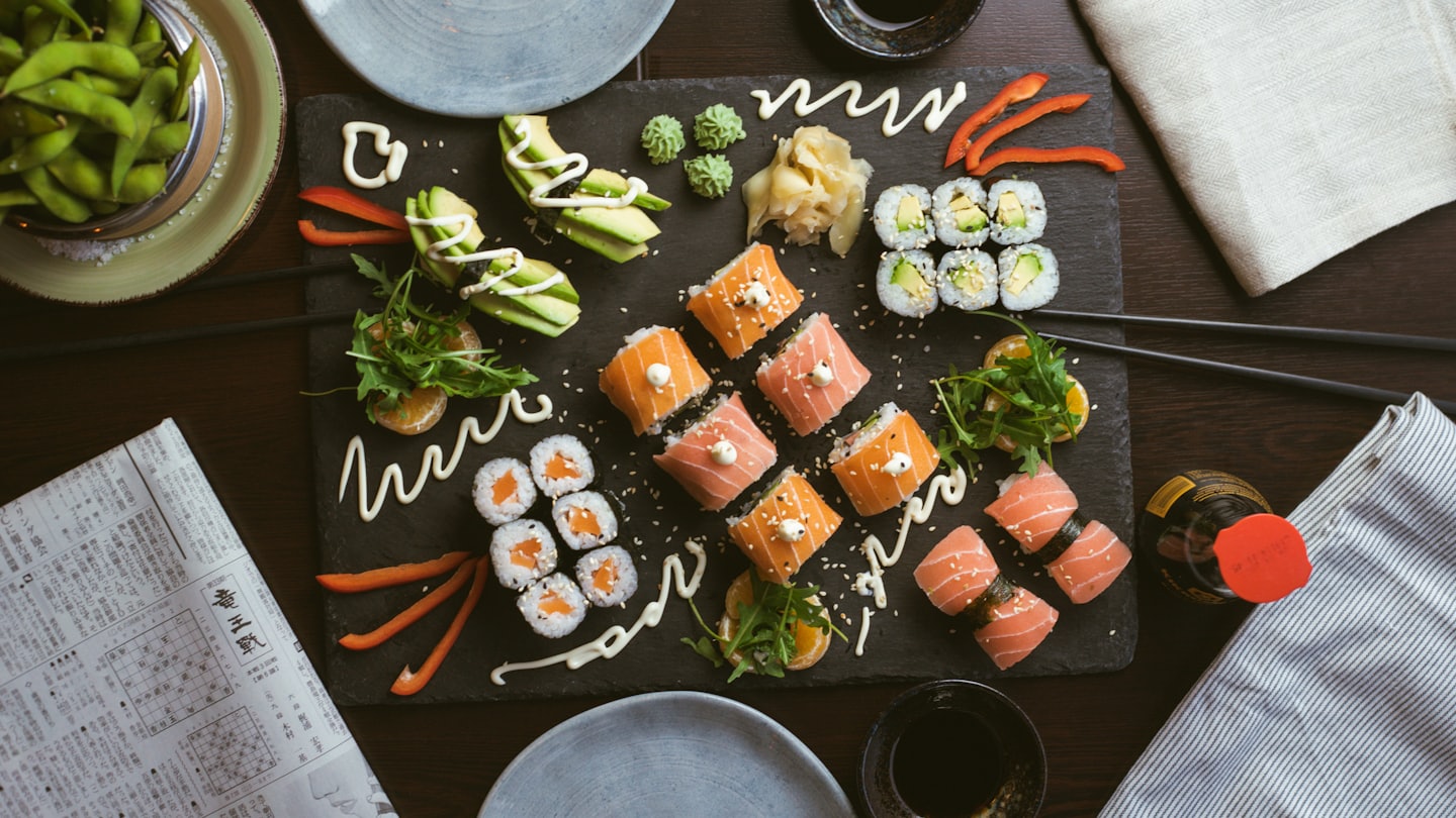 Plateau de sushis artisanaux préparés à la minute chez Tokia, bar à sushis à Ruoms en Ardèche