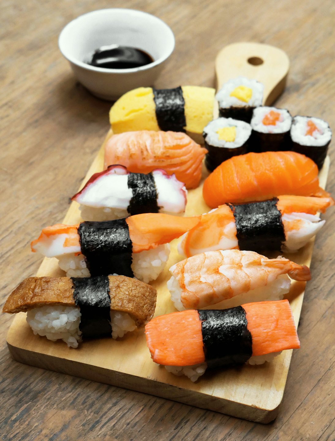 Plateau de sushis artisanaux préparés à la minute chez Tokia, bar à sushis à Ruoms en Ardèche